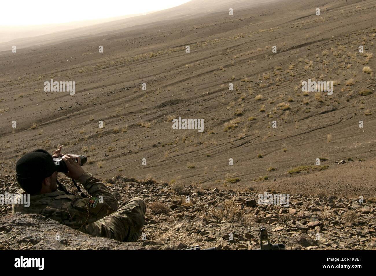 LOGAR, Afghanistan - Un Afghan Tactical Air Controller (ATAC) dal comando generale della polizia speciale del gruppo afghano forza territoriale 888 (ATF 888) basato in provincia Balkh, indagini il campo di addestramento nella provincia di Logar, Ottobre 9, 2018. ATACs dalla missione speciale ala (SMW), esercito nazionale afghano il Comando Operazioni Speciali (ANASOC) e il Comando Generale della Polizia di unità speciali (GCPSU) hanno partecipato alla formazione pratica progettato per simulare scenari di battaglia. (NSOCC-A Foto Stock