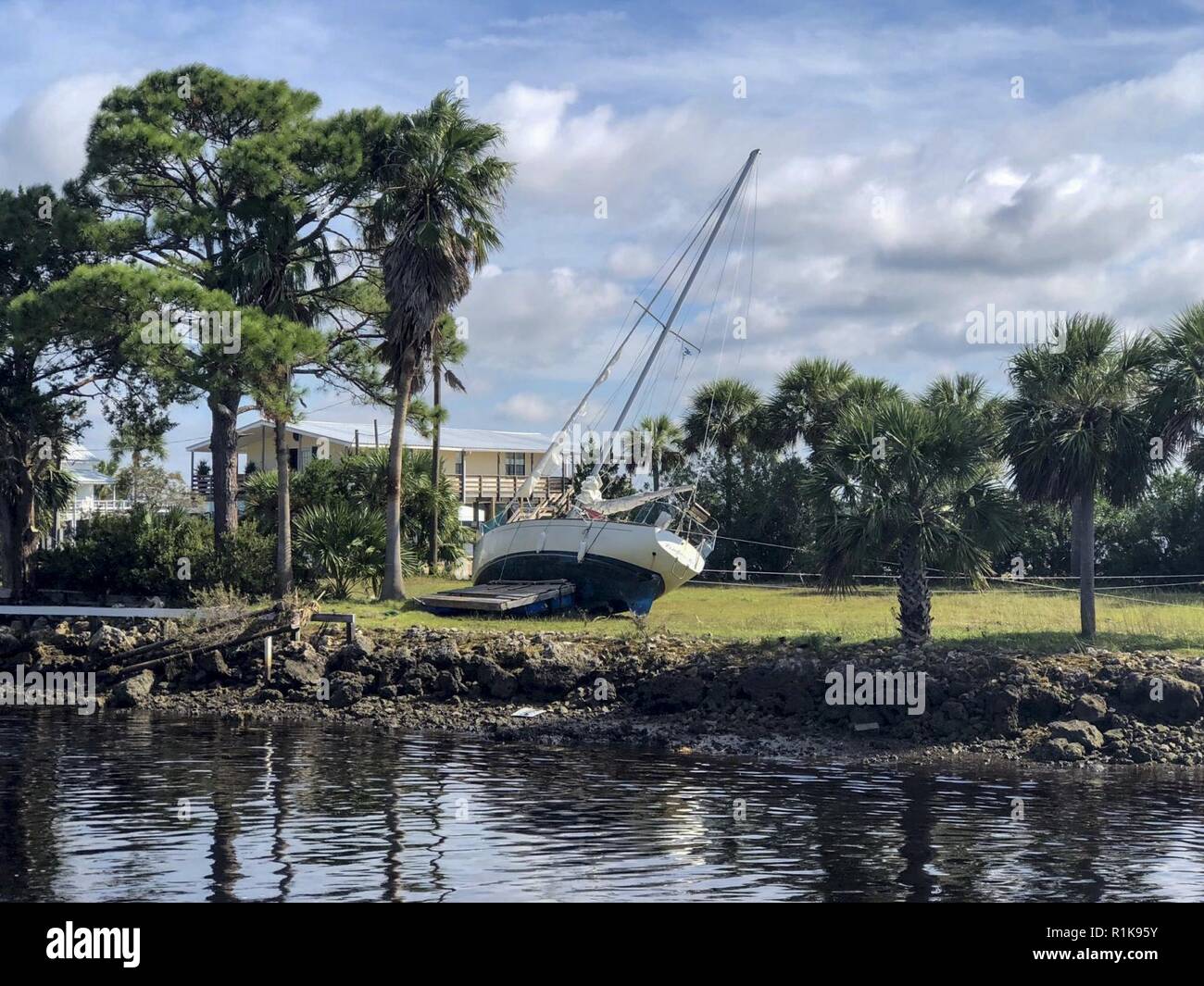 La guardia costiera soccorritori di inquinamento da settore a San Pietroburgo, Florida, condurre valutazioni porta, giovedì, 11 ott. 2018 a Keaton Beach, Florida. Coast Guard i membri dell'equipaggio sono accesso a eventuali danni causati dall'uragano Michael, verificando la presenza di eventuali problemi di inquinamento e di garantire la sicurezza del traffico marittimo lungo la costa del Golfo del Messico. Foto Stock