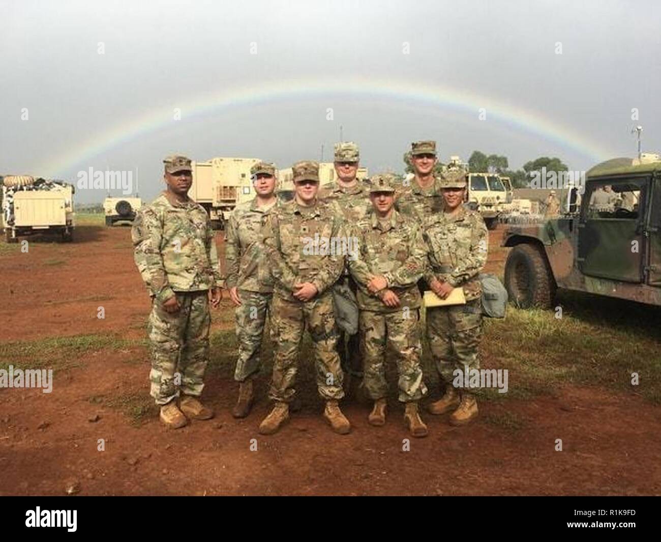 I soldati della 320Tactical operazioni psicologiche Company, un esercito di unità di riserva in base a Portland, Oregon, e 361 Tactical operazioni psicologiche azienda con sede a Bothell, Washington, supportato il XXV divisione di fanteria da sett. 30 ott. 11 durante il multi-echelon Warfighter 19-01 esercizi di test della divisione di capacità di gestire, diretto e sincronizzare più brigate con aria e beni di massa sotto continua, 24 ore unified terra operazioni. Foto Stock