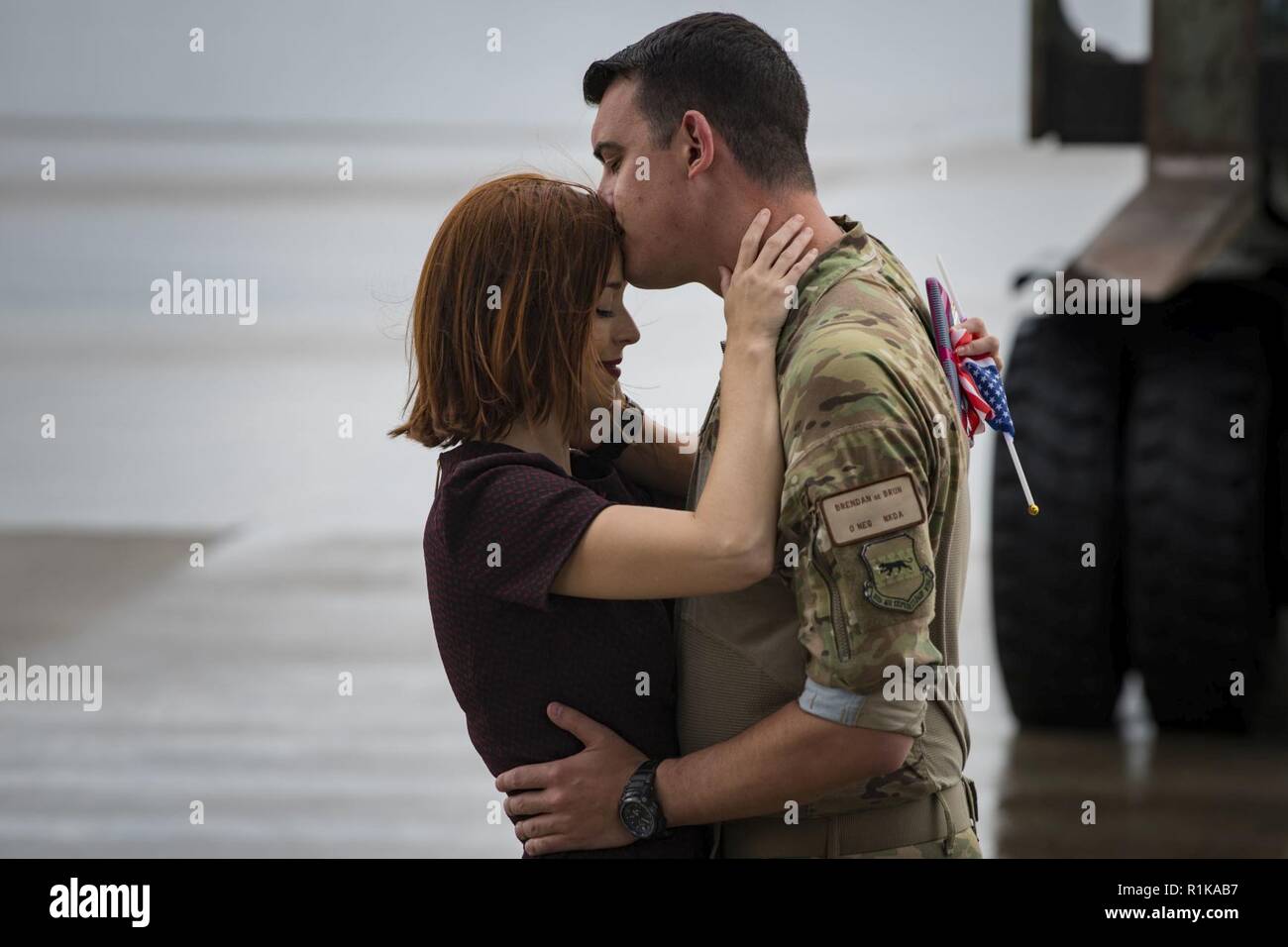 Il cap. Brendan Debrun, 71st Rescue Squadron (RQS) resource advisor, baci a amavano uno durante una cerimonia di reimpiego, Ottobre 9, 2018 a Moody Air Force Base, Ga. La settantunesima Rescue Squadron mantiene la lotta contro-stato ready e fornisce personale dispiegabile forze di recupero per i comandanti di teatro per la definizione di piani di crisi e le operazioni di risposta in tutto il mondo. Foto Stock