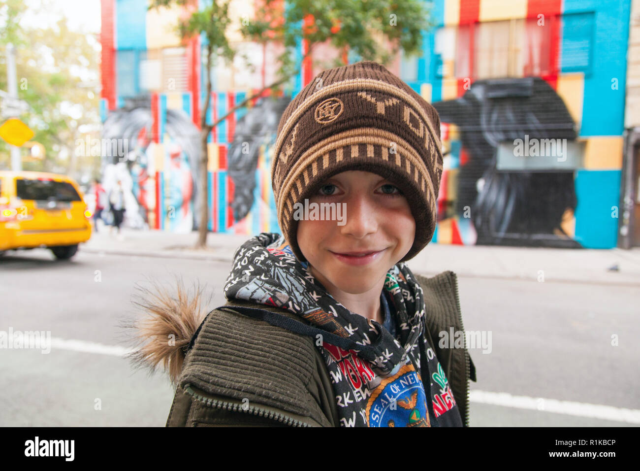 Bambino di nove anni davanti al 27 club murale di Eduardo Kobra,170 Forsyth Street & Rivington Street, New York City, Stati Uniti d'America. Foto Stock