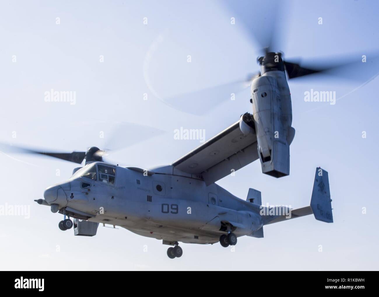 Mare Mediterraneo (ott. 12, 2018) Una MV-22 Osprey tiltrotor aeromobili, assegnato a mezzo marino Tiltrotor Squadron (VMM) 263, conduce operazioni di volo dal ponte di volo del San Antonio-classe di trasporto anfibio dock nave USS ancoraggio (LPD 23) nel Mare Mediterraneo Ottobre 12, 2018. Ancoraggio e avviato il XIII Marine Expeditionary Unit sono distribuiti negli Stati Uniti Sesta flotta area di operazioni come una crisi della forza di risposta a sostegno dei partner regionali nonché a promuovere U.S. interessi di sicurezza nazionali in Europa e in Africa. Foto Stock