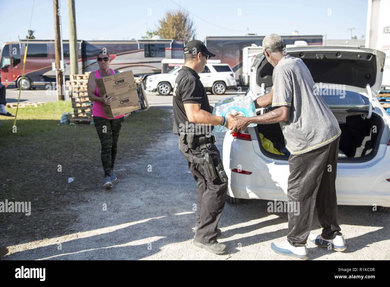 Blountstown, FL, 13 Ottobre 2018 - volontari i veicoli di carico con cibo e acqua in corrispondenza di un punto di distribuzione del sito durante l uragano Michael soccorsi. Punto di distribuzione o POD è dove il pubblico va a prelevare dei rifornimenti di emergenza a seguito di una catastrofe. Spc. Andrea Serhan/CAISE Foto Stock