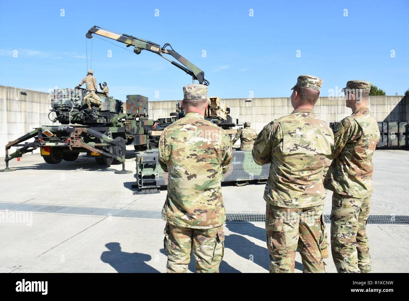 Sgt. 1. Classe Gregorio Estrada, patriota Master Gunner istruttore, discute di missili Patriot ricaricare con studenti Sgt. Thomas Manor, Staff Sgt. Robert Moscatelli e Staff Sgt. Chase Dehart presso il D/6-52 motorpool, Osan Air Base, Corea del Sud. Foto Stock