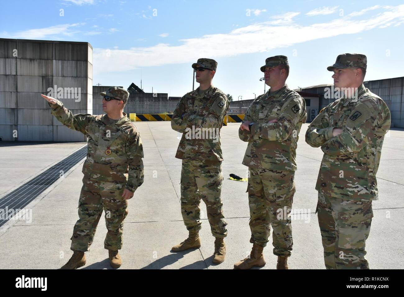 Sgt. 1. Classe Gregorio Estrada, patriota Master Gunner istruttore, discute di missili Patriot ricaricare con studenti Sgt. Thomas Manor, Staff Sgt. Robert Moscatelli e Staff Sgt. Chase Dehart presso il D/6-52 motorpool, Osan Air Base, Corea del Sud. Foto Stock