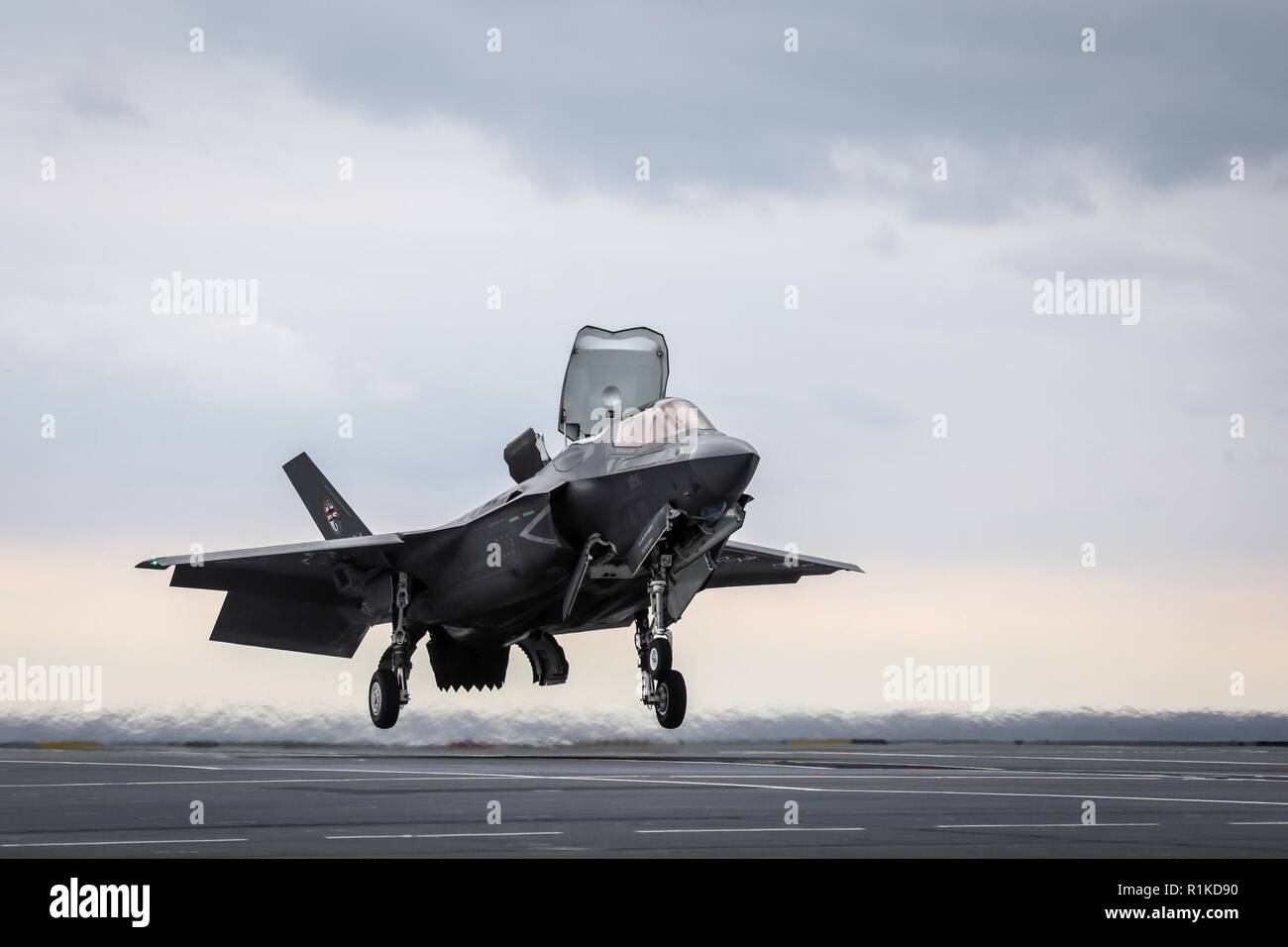 Per la prima volta in assoluto la laminazione di navi portachiatte atterraggio verticale (SRVL) è stata effettuata con un F-35B Lightning II joint strike fighter jet effettuando delle prove a bordo del nuovo British Aircraft Carrier, HMS Queen Elizabeth. Il Regno Unito è il solo paese attualmente progettando di utilizzare la manovra che consentirà a getti a terra a bordo con carichi più pesanti, il che significa che non sarà necessario accantonare costoso carburante e armi prima dello sbarco. Oggi's Landing, condotta da Peter Wilson, una BAE Systems UK pilota di prova con la F-35 Pax fiume integrato forza di prova ha avuto luogo esattamente a 10:30 a.m. Ottobre 13, 2018 off est coa Foto Stock