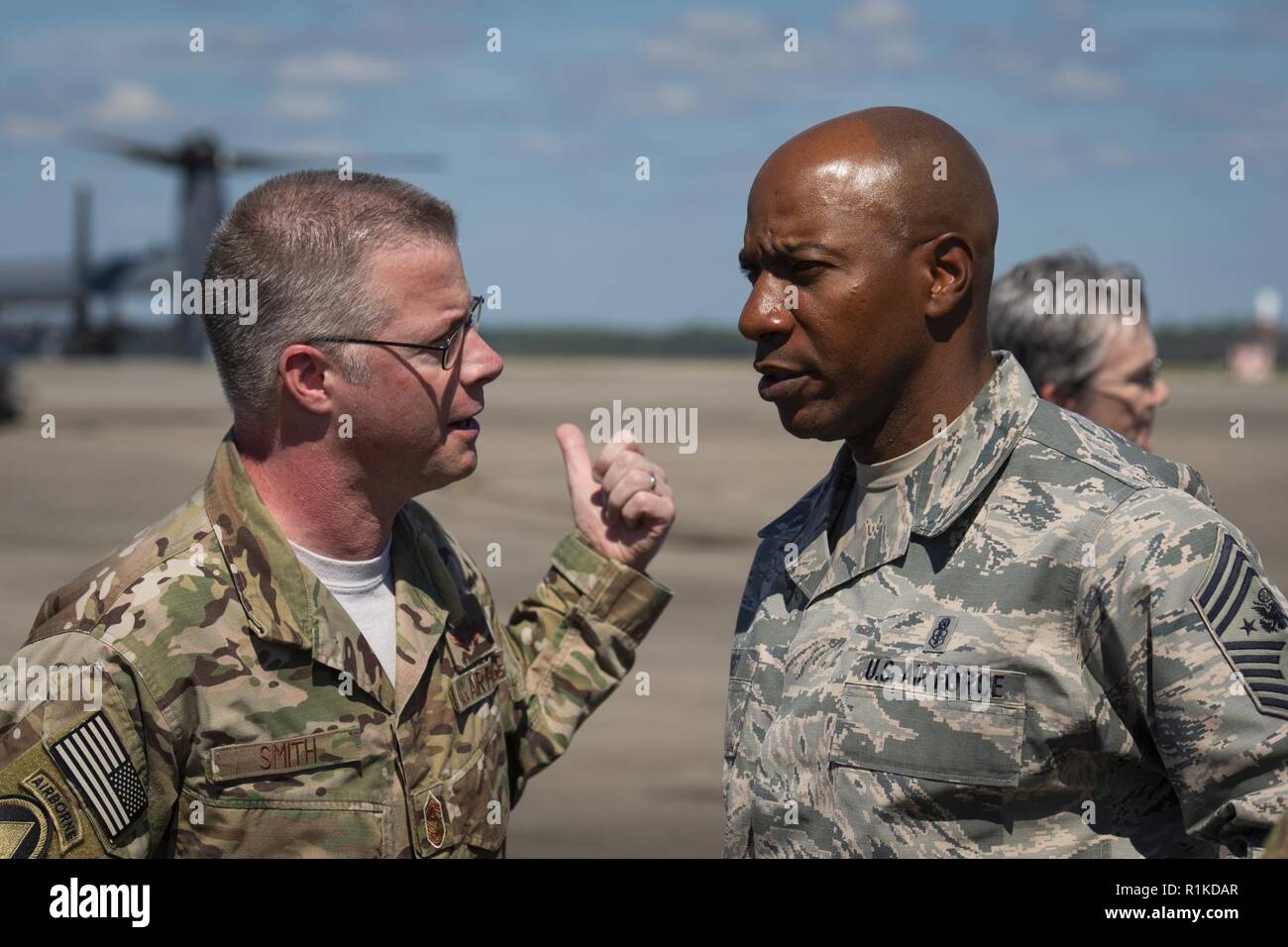 Stati Uniti Air Force Chief Master Sgt. Greg Smith, a sinistra il comando Capo della Air Force Special Operations Command, parla a Capo Comandante Sergente della Air Force Kaleth O. Wright a Hurlburt Field, Florida, il 14 ottobre 2018. Equipaggi iscritti con l'ottavo Special Operations Squadron trasportati Air Force senior leaders dal campo Hurlburt a Tyndall Air Force Base per valutare i danni da Hurricane Michael, uno dei più intensi cicloni tropicali mai a colpire gli Stati Uniti Foto Stock