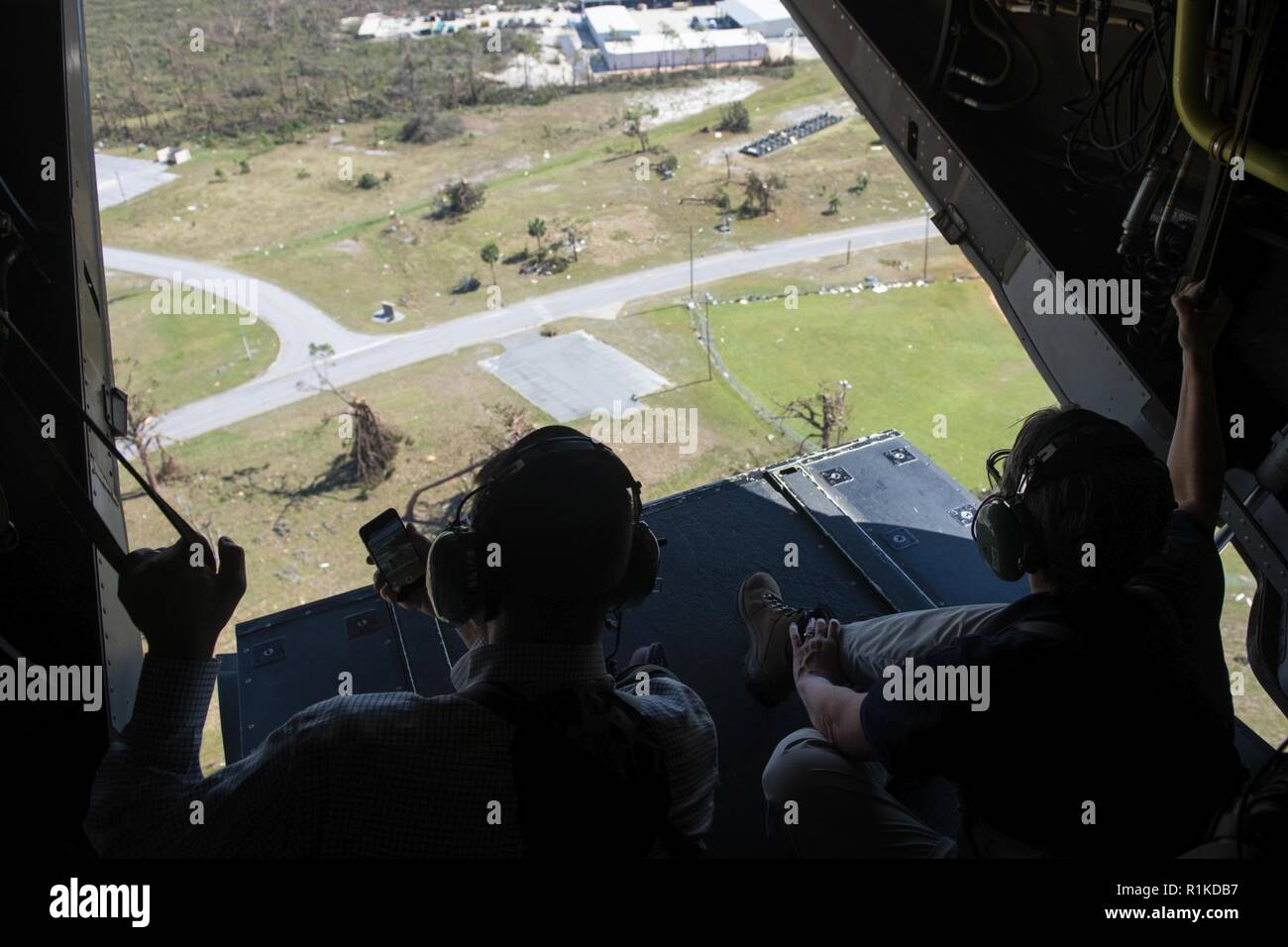 John W. Henderson, sinistra, l'Assistente del Segretario della Air Force per le installazioni, Ambiente ed Energia e Segretario della Air Force Heather Wilson, destra, guardare la scia lasciata da Hurricane Michael da un CV-22 Osprey tiltrotor aeromobile assegnati al 8 Special Operations Squadron sopra a nord-ovest della Florida, il 14 ottobre 2018. Equipaggi iscritti con il 8° trasportati SOS Air Force senior leaders dal campo Hurlburt a Tyndall Air Force Base per valutare i danni da Hurricane Michael, uno dei più intensi cicloni tropicali mai a colpire gli Stati Uniti Foto Stock