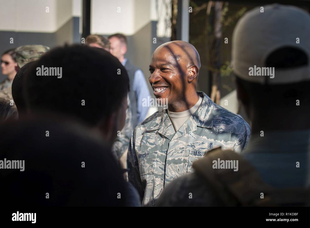 Capo Comandante Sergente della Air Force Kaleth O. Wright parla con gli avieri a Tyndall Air Force Base in Florida, il 14 ottobre 2018. Air Force senior leaders girato Tyndall Air Force Base per valutare i danni da Hurricane Michael, uno dei più intensi cicloni tropicali mai a colpire gli Stati Uniti Foto Stock