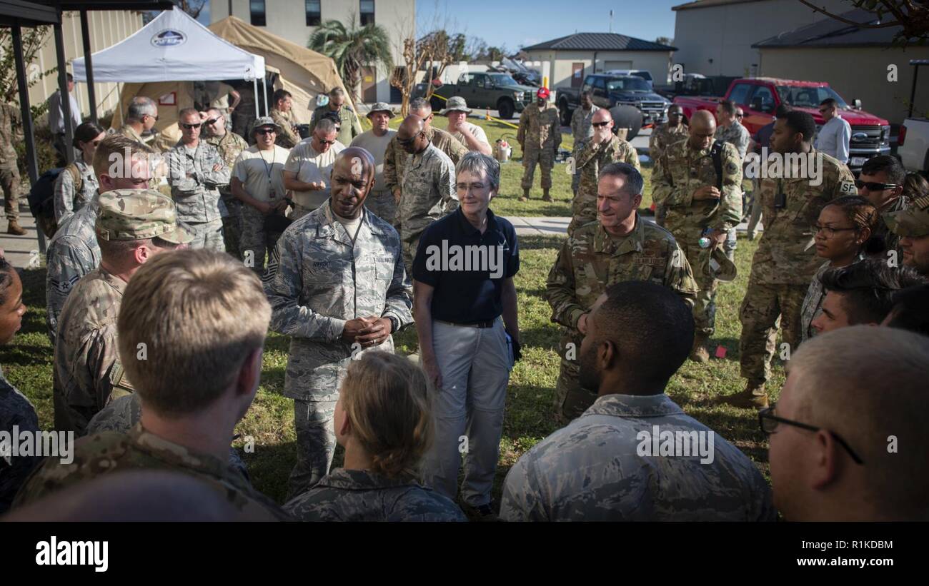 Air Force senior leaders parlano con gli avieri a Tyndall Air Force Base in Florida, il 14 ottobre 2018. Air Force senior leaders girato Tyndall Air Force Base per valutare i danni da Hurricane Michael, uno dei più intensi cicloni tropicali mai a colpire gli Stati Uniti Foto Stock