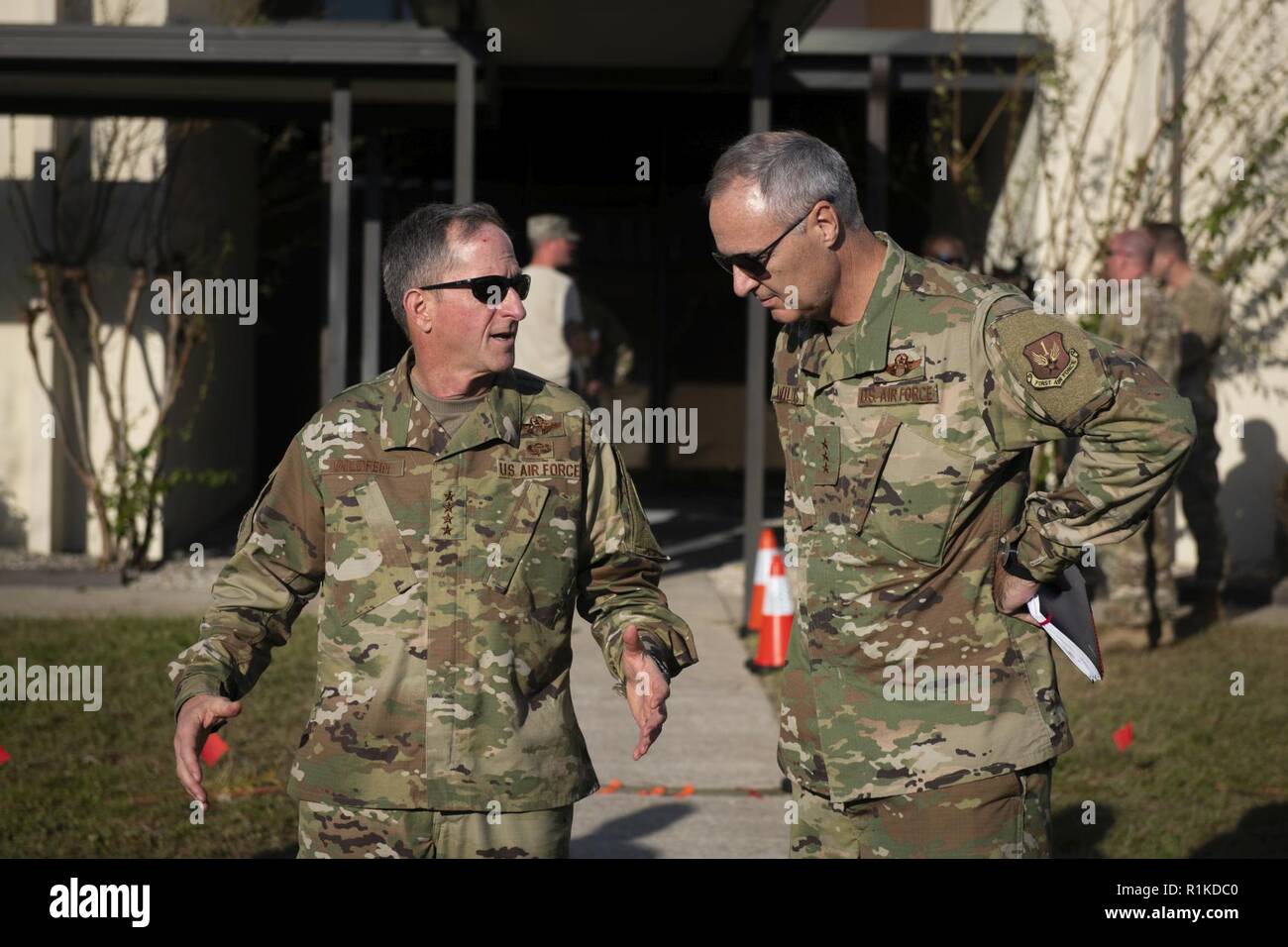 Air Force capo del personale gen. David L. Goldfein, sinistra, parla con Lt. Gen. R. Scott Williams, destra, comandante della 1° Air Force (Forze Aeree Settentrionali) e comandante di Stati Uniti continentali North American Aerospace Defense Command regione al Tyndall Air Force Base in Florida, il 14 ottobre 2018. Air Force senior leaders girato Tyndall Air Force Base per valutare i danni da Hurricane Michael, uno dei più intensi cicloni tropicali mai a colpire gli Stati Uniti Foto Stock