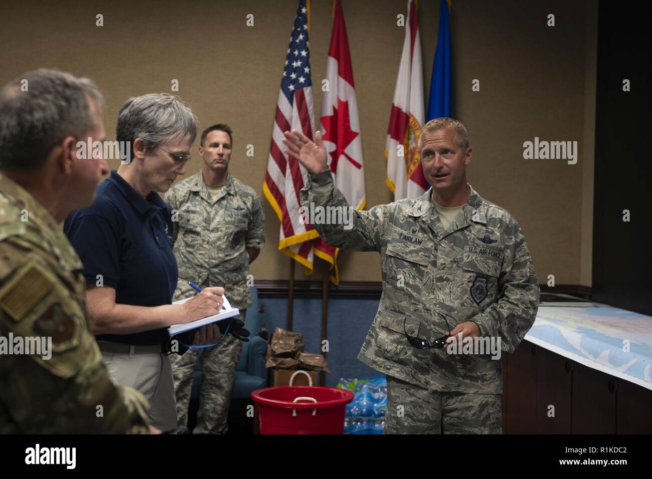 Stati Uniti Air Force Col. Brian Laidlaw, destra, Comandante della 325Fighter Wing, mutandine Air Force senior leaders sullo status di personale e di materiali di consumo a Tyndall Air Force Base in Florida, il 14 ottobre 2018. Air Force senior leaders girato Tyndall Air Force Base per valutare i danni da Hurricane Michael, uno dei più intensi cicloni tropicali mai a colpire gli Stati Uniti Foto Stock