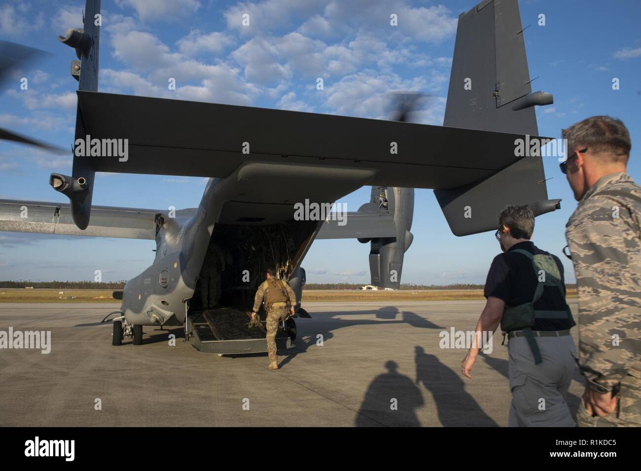 Segretario della Air Force Heather Wilson, destra, passi per un CV-22 Osprey tiltrotor aeromobili a Tyndall Air Force Base in Florida, il 14 ottobre 2018. Air Force senior leaders girato Tyndall Air Force Base per valutare i danni da Hurricane Michael, uno dei più intensi cicloni tropicali mai a colpire gli Stati Uniti Foto Stock