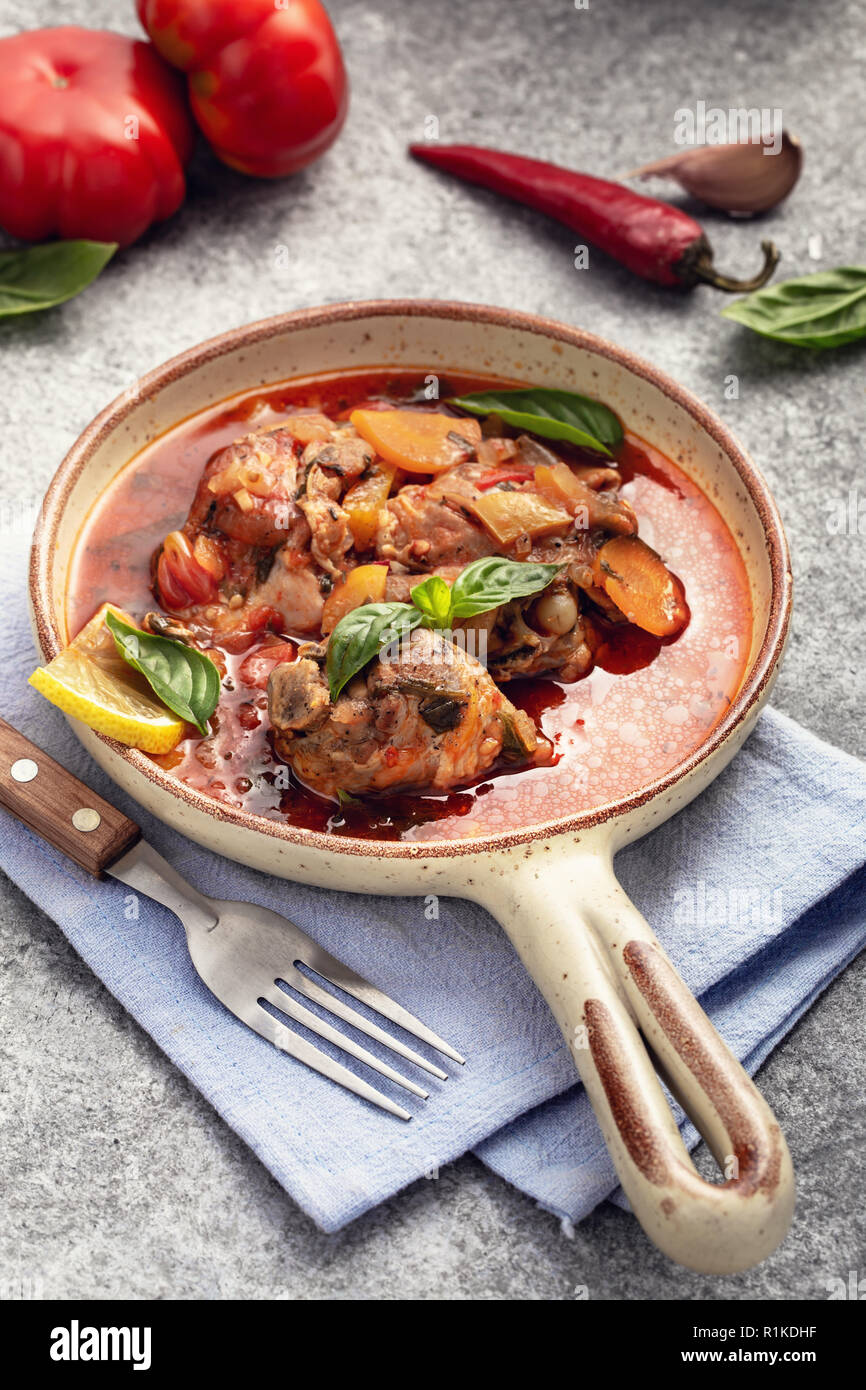 Stufato di pollo in padella Foto Stock