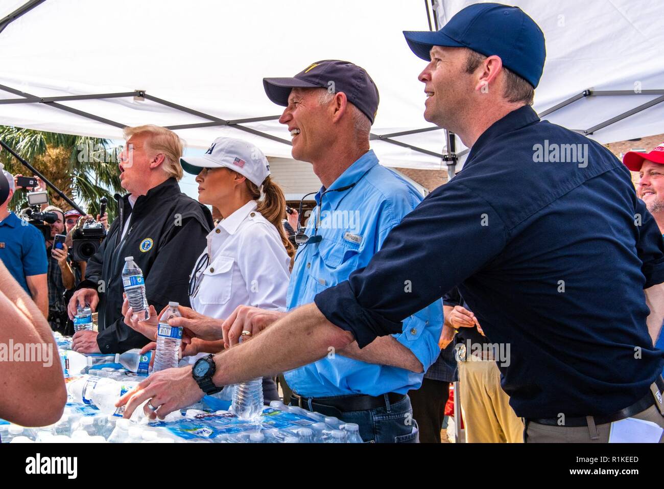 Lynn Haven, FL., Ottobre 15, 2018-presidente Donald Trump, First Lady Melania Trump, Florida Gov. Rick Scott, Segretario di Homeland Security Kirstjen Nielsen, e FEMA Amministratore lungo Brock ha visitato un FEMA Punto di distribuzione per soddisfare con i sopravvissuti dell'Uragano Michael che ha devastato l'area la scorsa settimana. FEMA/K.C. Wilsey Foto Stock