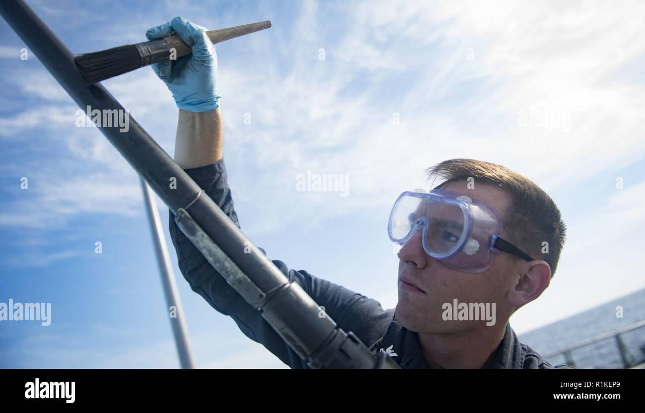 Mare Mediterraneo (ott. 15, 2018) Fire Controlman 2a classe Zachary Buonanotte esegue la manutenzione preventiva su un file .calibro 50 mitragliatrice a bordo del Arleigh Burke-class guidato-missile destroyer USS Carney (DDG 64) dal 15 ottobre 2018. Carney, distribuita a Rota, Spagna, è il suo quinto patrol NEGLI STATI UNITI Sesta flotta area di operazioni a sostegno degli enti regionali alleati e partner come pure stati uniti gli interessi di sicurezza nazionali in Europa e in Africa. Foto Stock