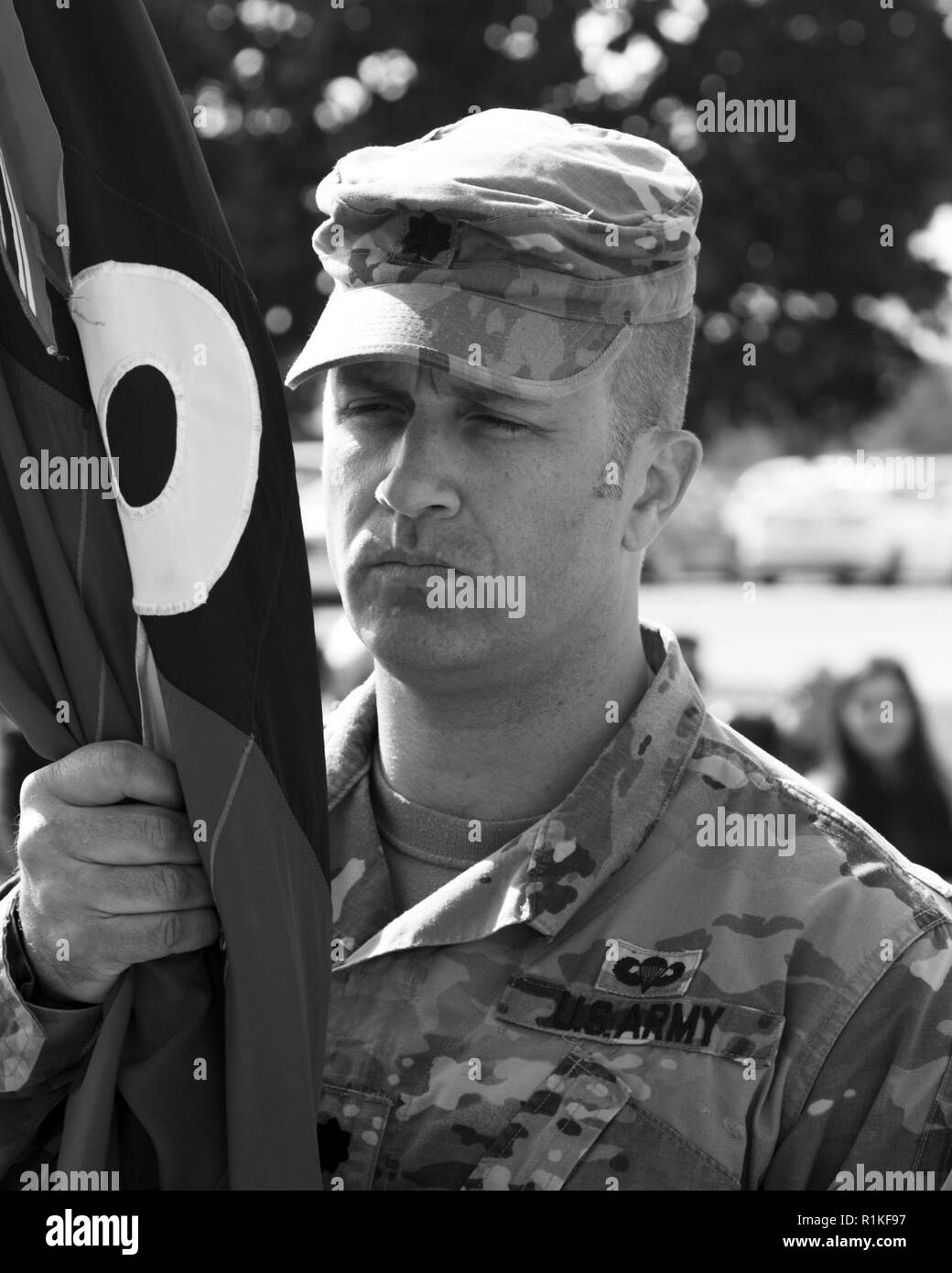 Indiana esercito nazionale Guard Lt. Col. Justin Mann, comandante della 76th della brigata di fanteria, trentottesima divisione di fanteria, con i colori della brigata durante un cambiamento di cerimonia di comando che ha installato in lui il nuovo Comandante, Sabato 13 Ottobre, 2018 in Lawrence, Indiana. Foto Stock