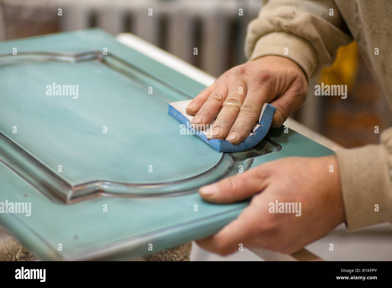 La verniciatura di parti in legno. Camera di verniciatura, la pistola a spruzzo. Fabbricazione di mobili. Close-up Foto Stock