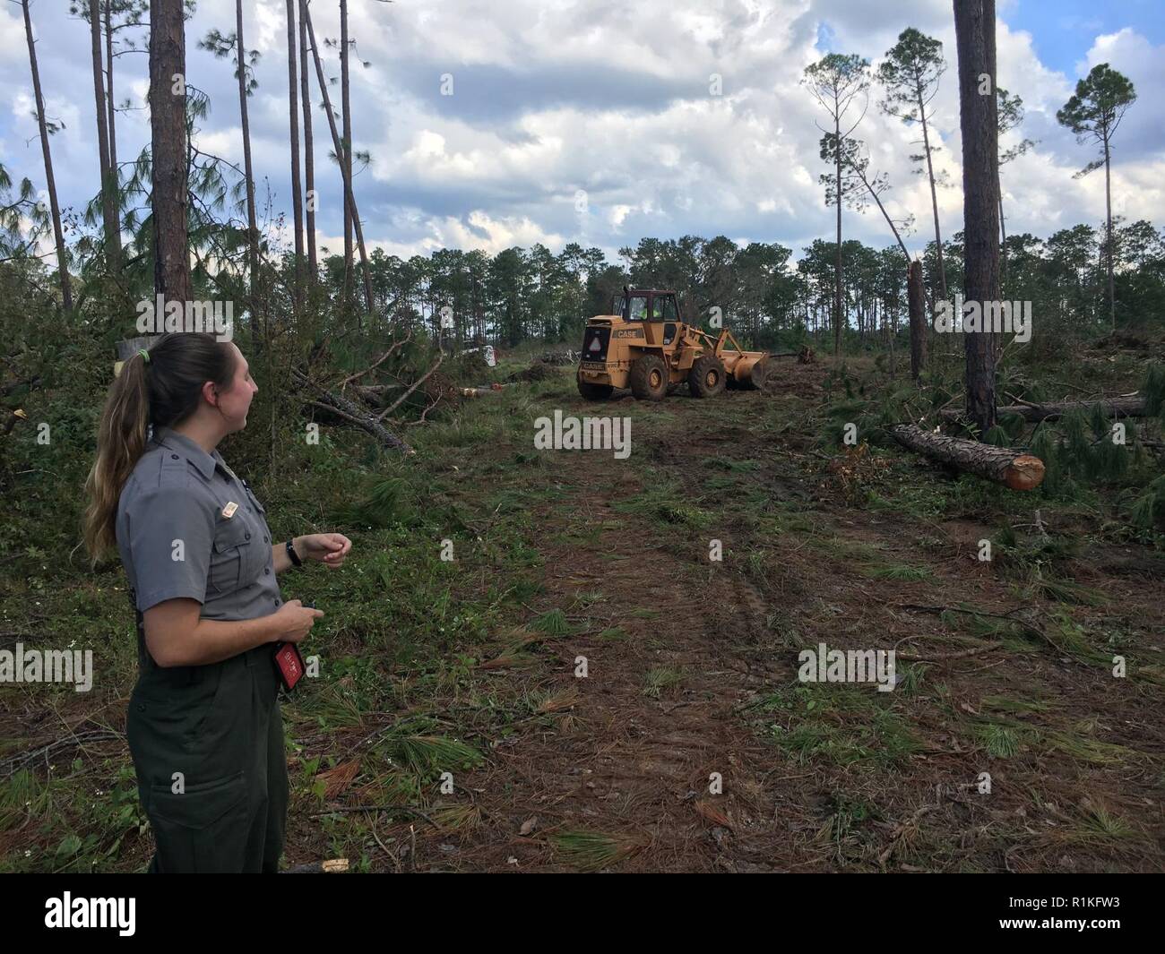 In USACE Distretto Mobile, Jim Woodruff, bloccare e diga ha subito un colpo diretto dall uragano Michael quando ha fatto approdo in Florida il 10 di ottobre. Gli equipaggi sono sulla scena ora lavorando per eliminare detriti all indomani della tempesta. "Questo effettivamente è stato il mio primo uragano e l'occhio è andato a destra oltre il progetto", ha detto USACE Ranger del Parco Ruthie Heying. "Stiamo attualmente lavorando per ripristinare i campeggi e day use parchi. Abbiamo un sacco di camper qui e un sacco di persone usano i nostri servizi per accedere a lago Seminole." mostrato: Heying orologi come gli equipaggi per eliminare detriti per preparare la fase di tor di grandi apparecchiature da utilizzare per il resto Foto Stock