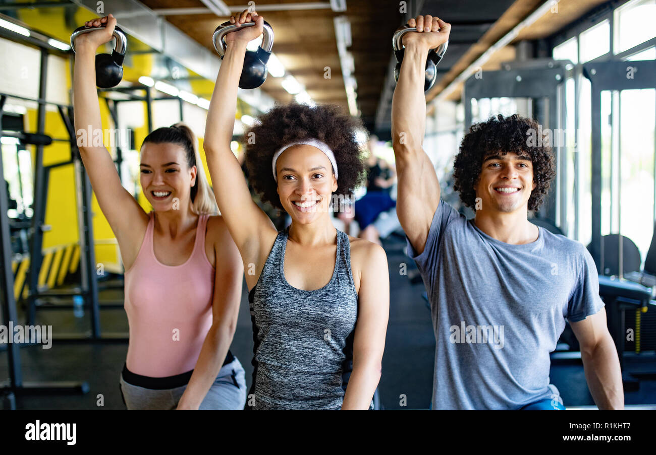 Salutare i giovani atleti facendo esercizi in palestra per il fitness. Foto Stock