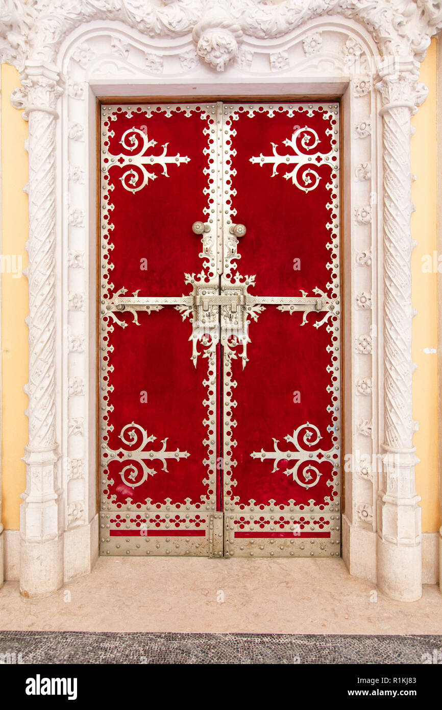 Vista di una porta del palazzo di Pena, Sintra, zona di Lisbona, Portogallo Foto Stock