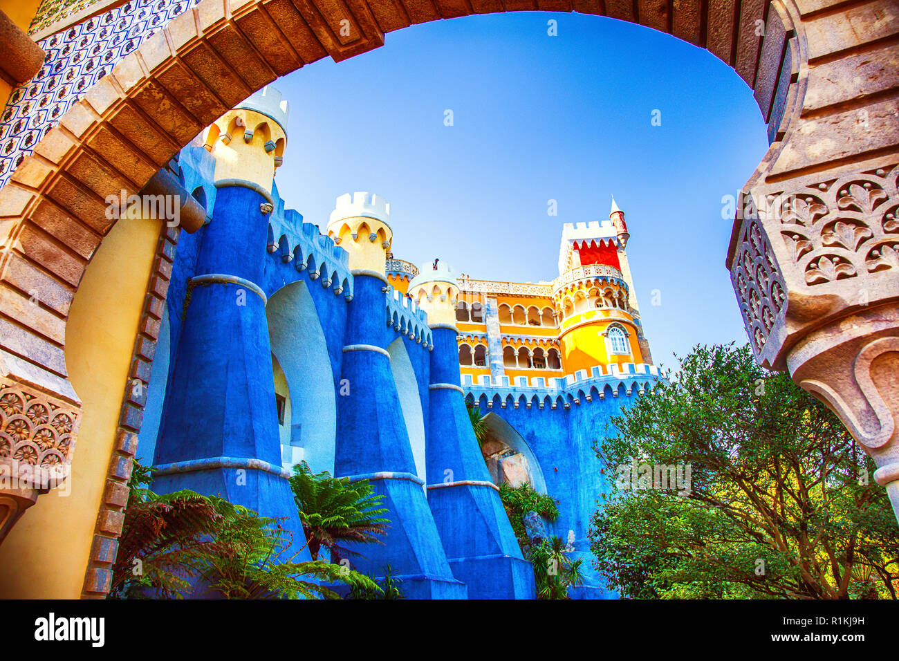 Vista della facciata del Palazzo Nazionale di Pena, città di Sintra, Regione di Lisbona, Portogallo Foto Stock