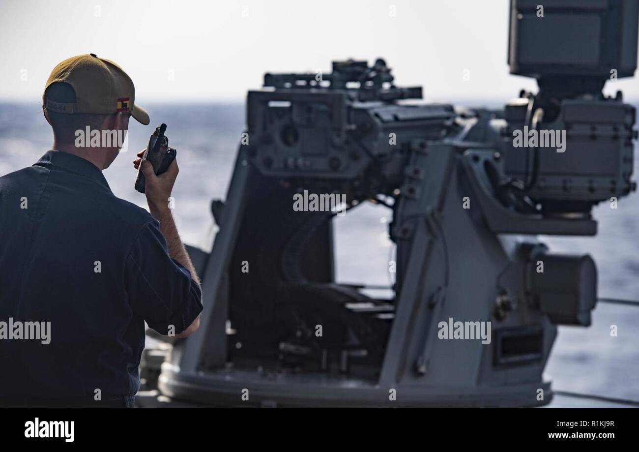 Mare Mediterraneo (ott. 17, 2018) Fire Controlman 2a classe Zachary Buonanotte esegue le operazioni di manutenzione su un 25mm mitragliatrice a bordo del Arleigh Burke-class guidato-missile destroyer USS Carney (DDG 64) ott. 17, 2018. Carney, distribuita a Rota, Spagna, è il suo quinto patrol NEGLI STATI UNITI Sesta flotta area di operazioni a sostegno degli enti regionali alleati e partner come pure stati uniti gli interessi di sicurezza nazionali in Europa e in Africa. Foto Stock