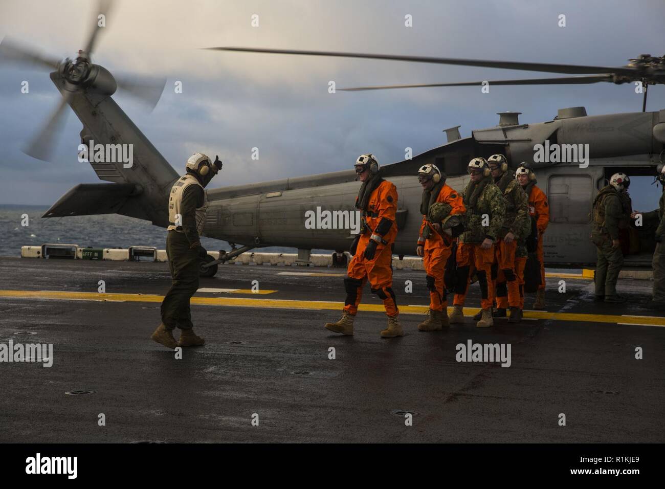 Stati Uniti La marina Admiral James Foggo e U.S Marine Brig. Gen. Stephen M. Neary, arrivano sulla USS Iwo Jima (LHD 7) Ott. 17. Foggo Neary e arrivati a sostegno dell'esercizio Trident frangente 18. Trident frangente è un led NATO esercizio in cui la ventiquattresima Marine Expeditionary Unit e il combattimento aereo elemento avrà un ruolo di primo piano come un mare-basato MAGTF. Foggo è un comandante di alleati Comando interforze di Napoli, U.S. Forze navali in Europa e Stati Uniti Forze Navali in Africa. Neary è il vice direttore di formazione congiunta e personale comune J7. Foto Stock