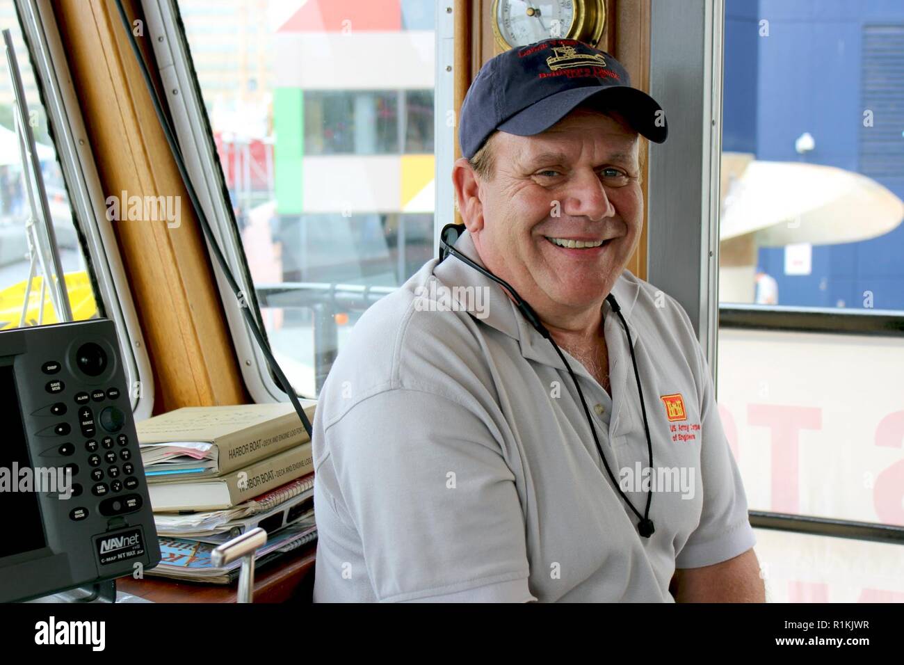 Stati Uniti Esercito di ingegneri, del Distretto di Baltimora recipiente di detriti REYNOLDS Capitano Joe Huber conduce il tour della nave per la flotta di Baltimora settimana 2018 visitatori Ottobre 6, 2018. Distretto di Baltimora visite guidate a bordo della Reynolds e recipiente di sondaggio CATLETT come parte del bi-annuale Settimana della flotta per dimostrare le Corps' missione di navigazione nel Porto di Baltimore. Foto Stock