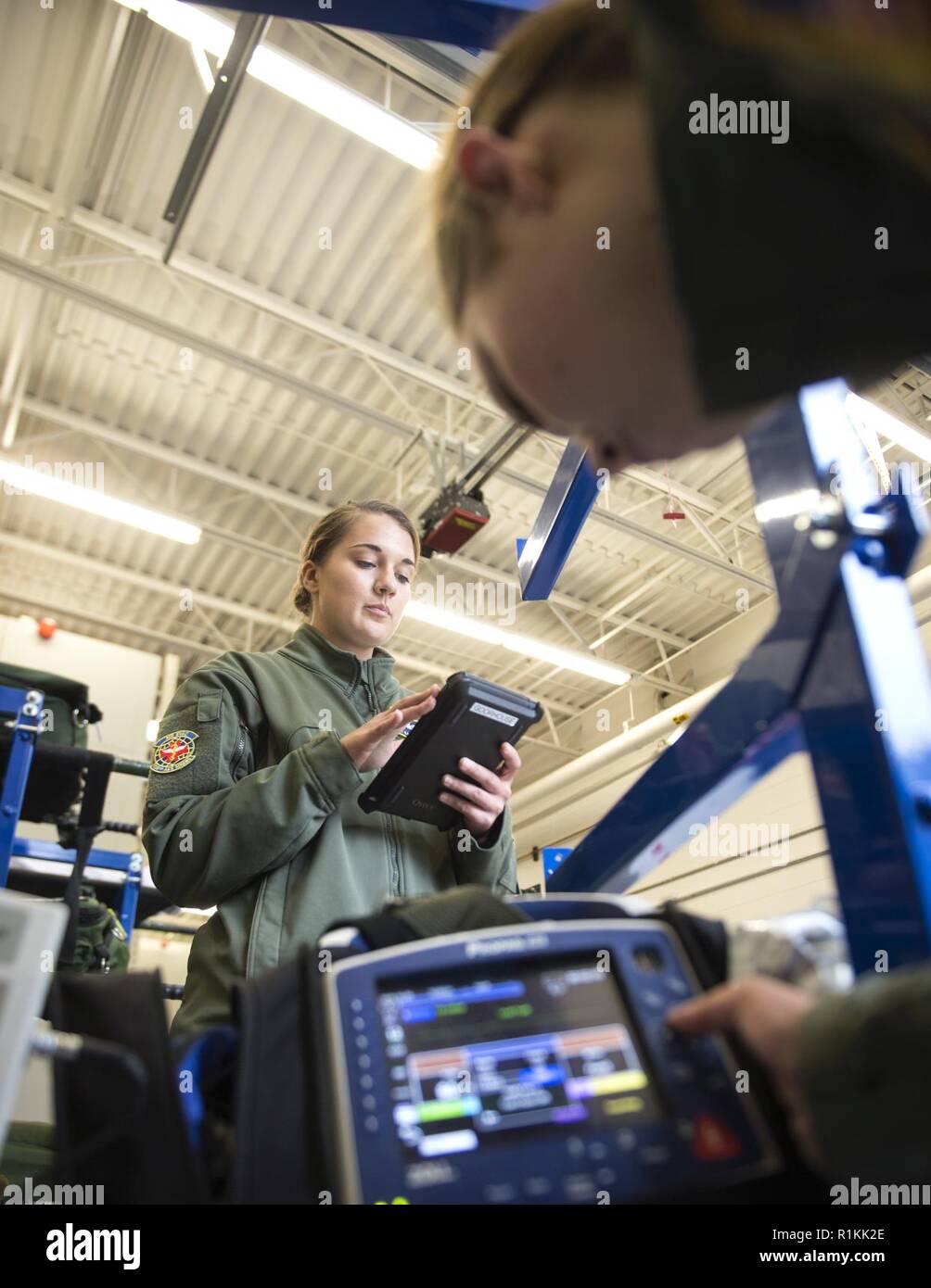 Stati Uniti Air Force Tech. Sgt. Katelyn Goorhouse e Staff Sgt. Taylor Nielsen, 109 di medicina aeronautica squadrone di evacuazione, eseguire una pre-volo controllo apparecchiature di St. Paul, Minn., Ottobre 9, 2018. Goorhouse e Nielsen sono evacuazione di medicina aeronautica tecnici che sono responsabili di fornire cure mediche essenziali ai pazienti mentre viene trasportato su un aeromobile. Foto Stock