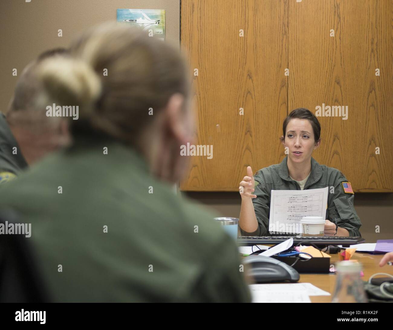 Stati Uniti Air Force Il Mag. Meghan boiacca, 109 di medicina aeronautica squadrone di evacuazione, conduce la missione breve in St. Paul, Minn., Ottobre 9, 2018. Intonachi è un volo infermiere, che è responsabile per la pianificazione della missione e fornire cure mediche essenziali ai pazienti mentre viene trasportato su un aeromobile. Foto Stock