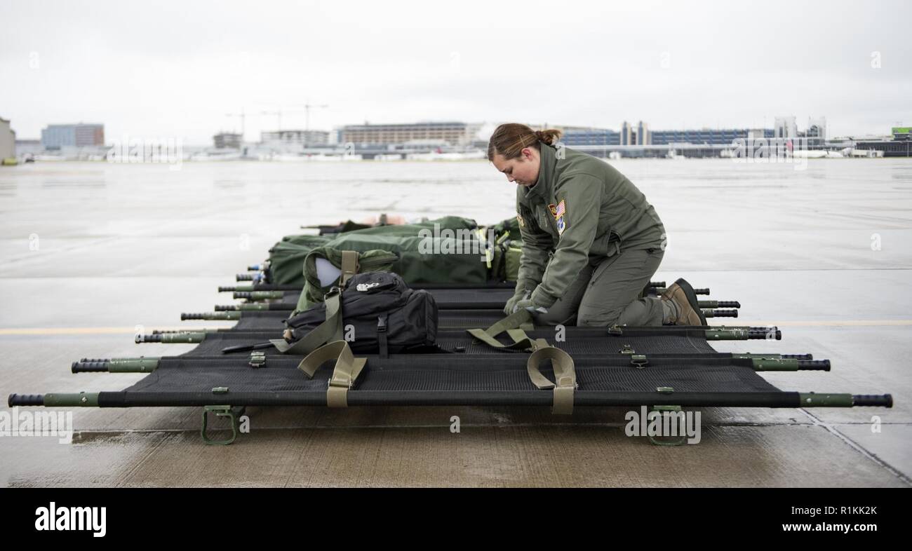 Stati Uniti Air Force Staff Sgt. Taylor Nielsen, 109 di medicina aeronautica squadrone di evacuazione, prepara le figliate per essere trasportati sul C-130 Hercules in St. Paul, Minn., Ottobre 9, 2018. Nielsen è un istituto di medicina aeronautica evacuazione tecnico che è responsabile di fornire cure mediche essenziali ai pazienti mentre viene trasportato su un aeromobile. Foto Stock