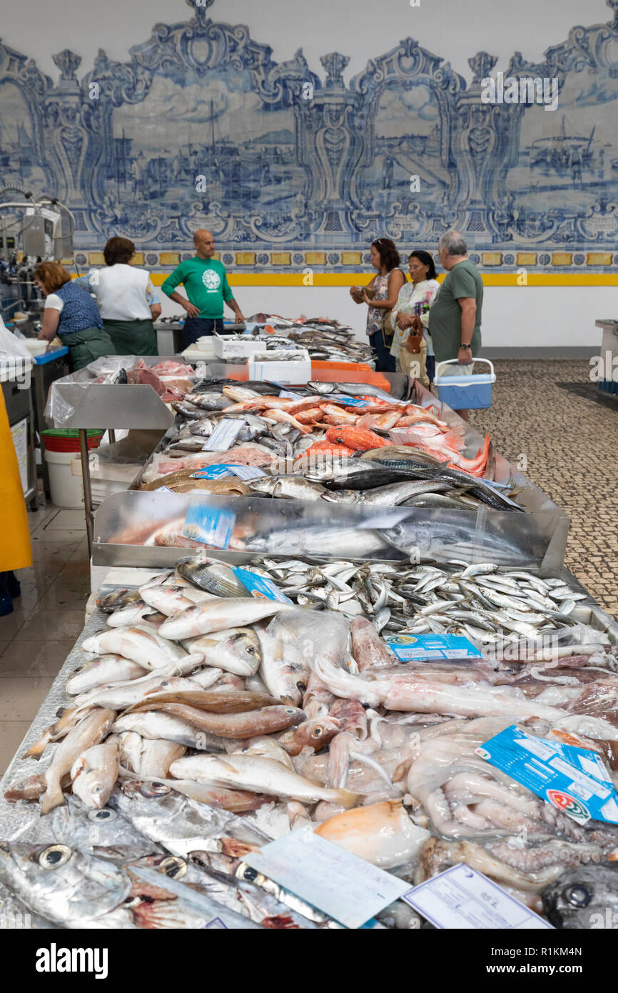 Pesce fresco all'interno di stallo il Mercado do Livramento preso al mattino, Avenida Luisa Todi, Setúbal, regione di Lisbona, Portogallo, Europa Foto Stock