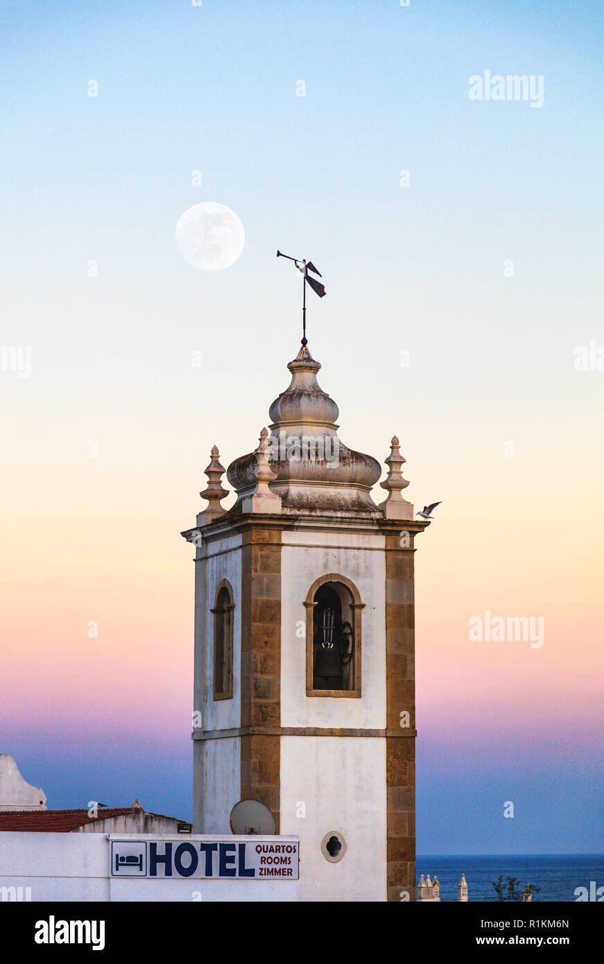 Torre campanaria della città di Albufeira, regione di Algarve, PORTOGALLO Foto Stock