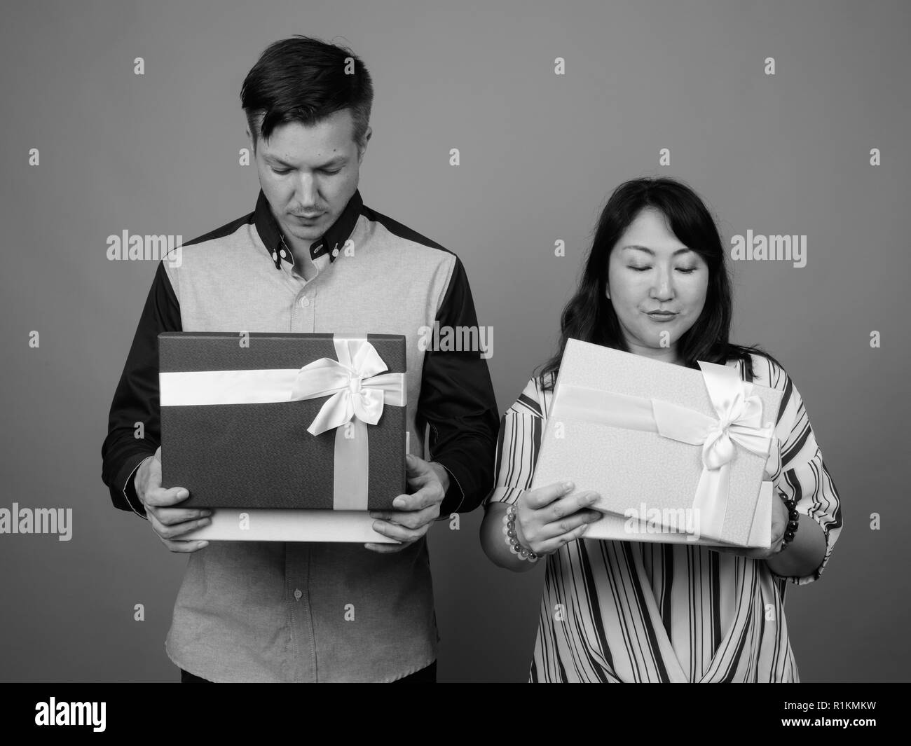 Imprenditore e matura Asian imprenditrice azienda confezione regalo Foto Stock