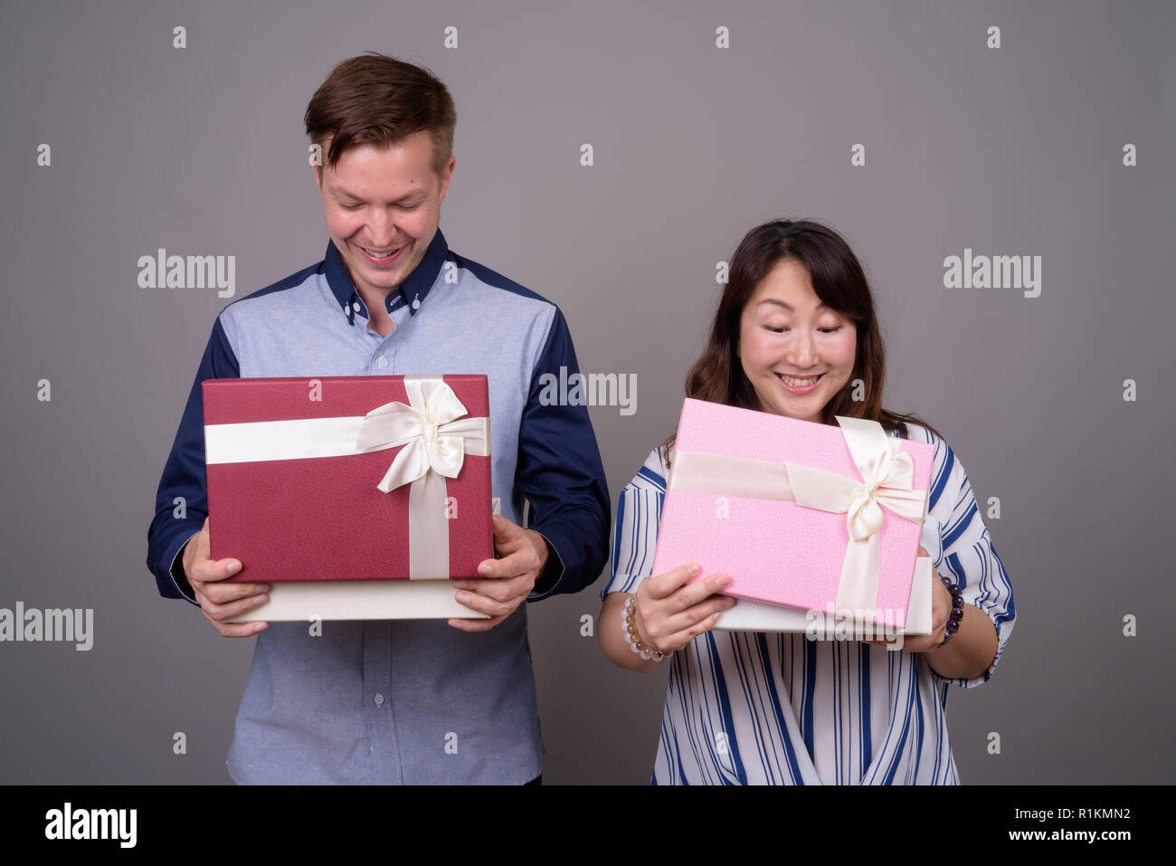 Imprenditore e matura Asian imprenditrice azienda confezione regalo Foto Stock