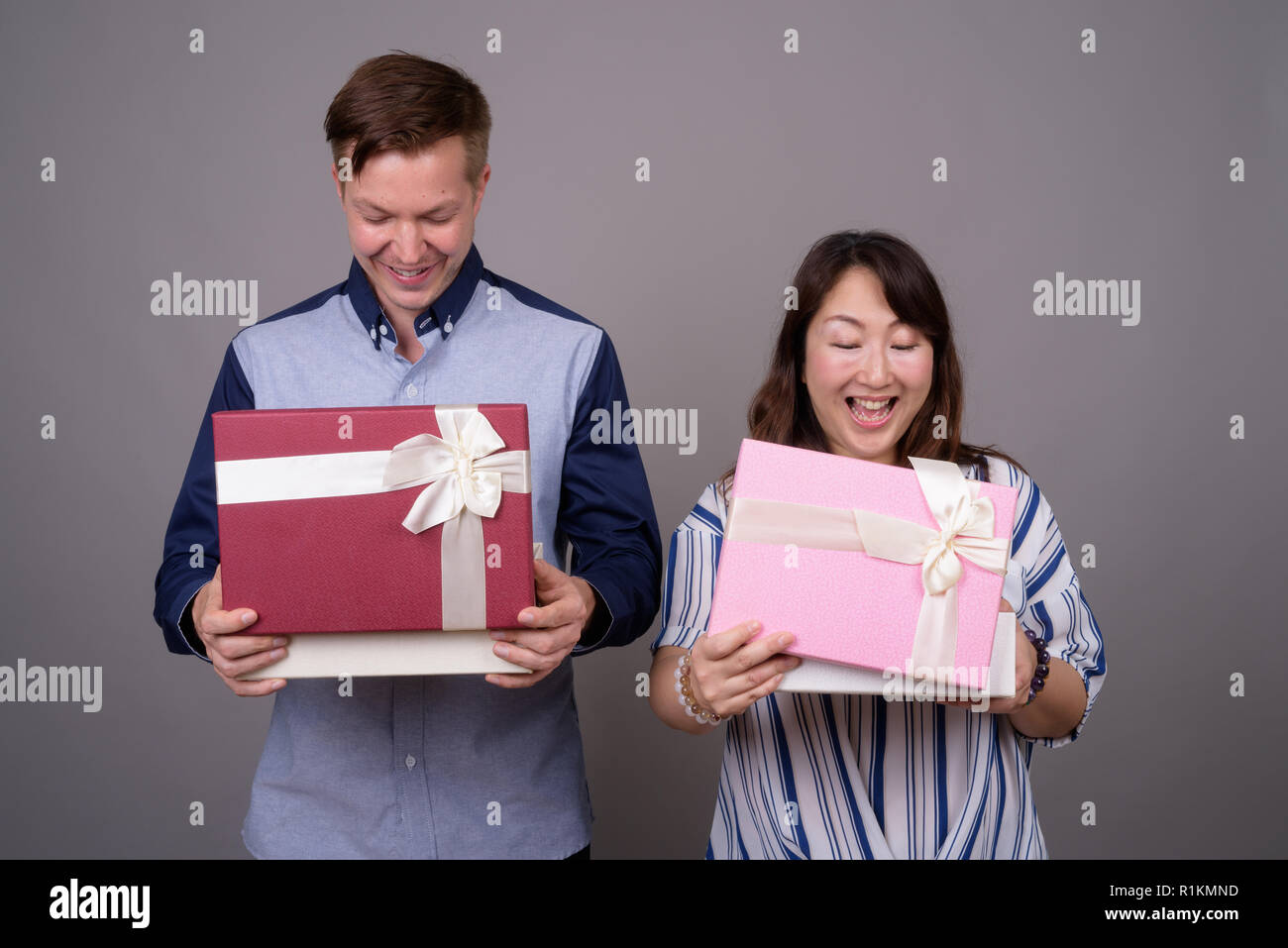 Imprenditore e matura Asian imprenditrice azienda confezione regalo Foto Stock