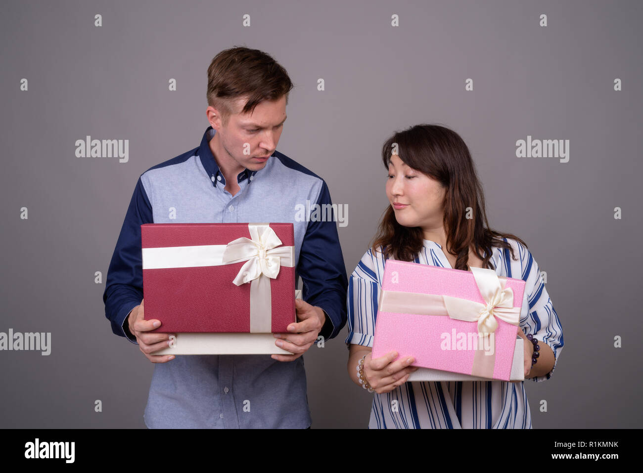 Imprenditore e matura Asian imprenditrice azienda confezione regalo Foto Stock