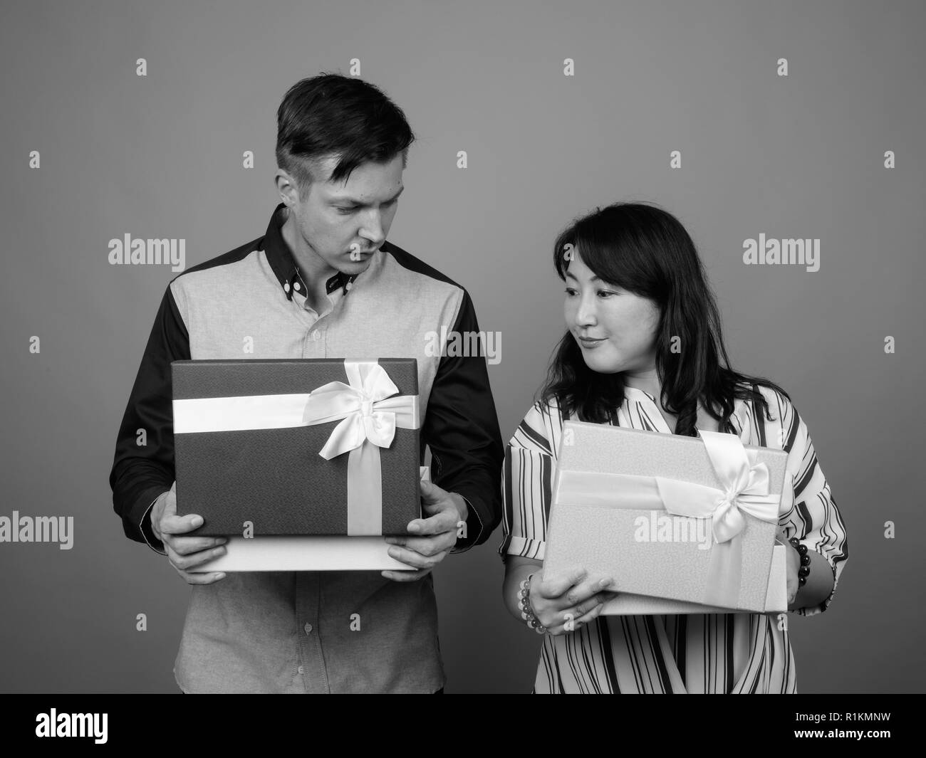 Imprenditore e matura Asian imprenditrice azienda confezione regalo Foto Stock