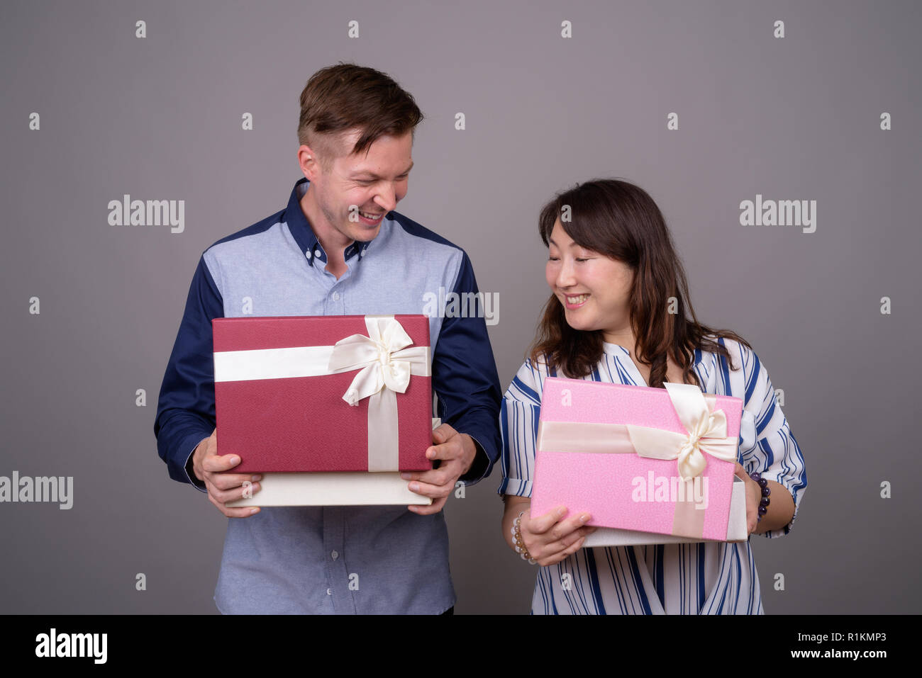 Imprenditore e matura Asian imprenditrice azienda confezione regalo Foto Stock