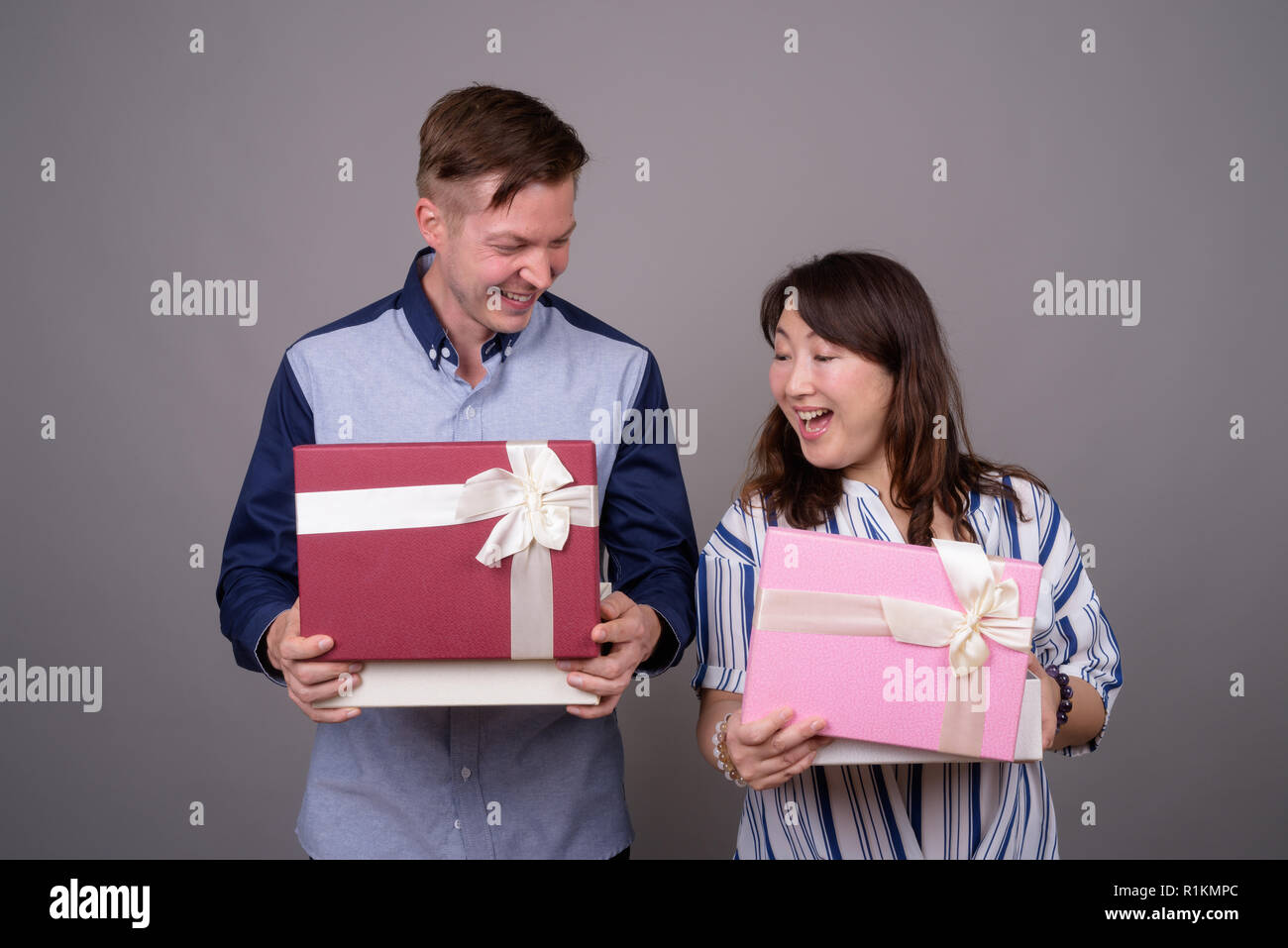 Imprenditore e matura Asian imprenditrice azienda confezione regalo Foto Stock
