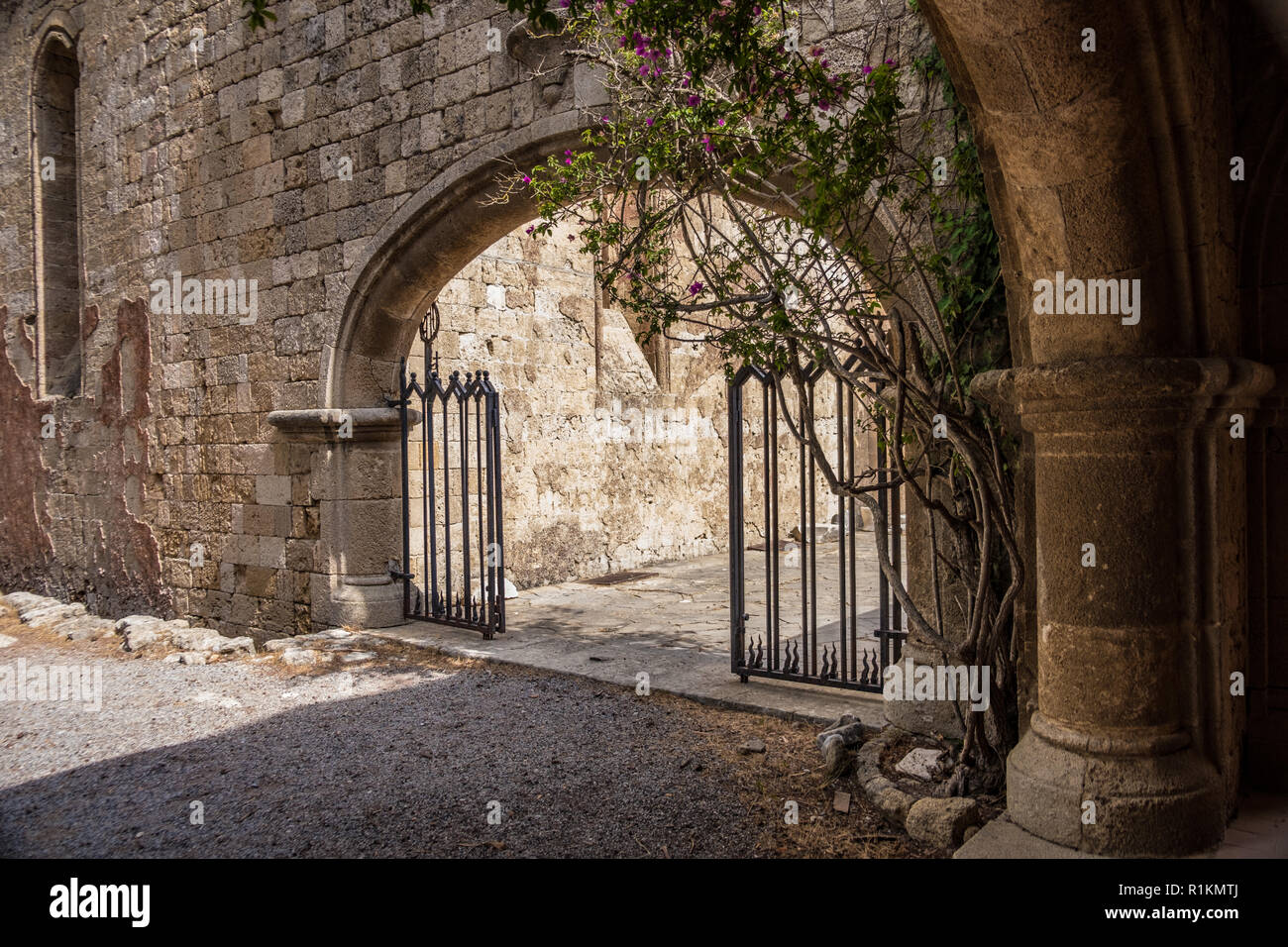 Arcata con un cancello nel muro di pietra in Grecia 2018 Foto Stock