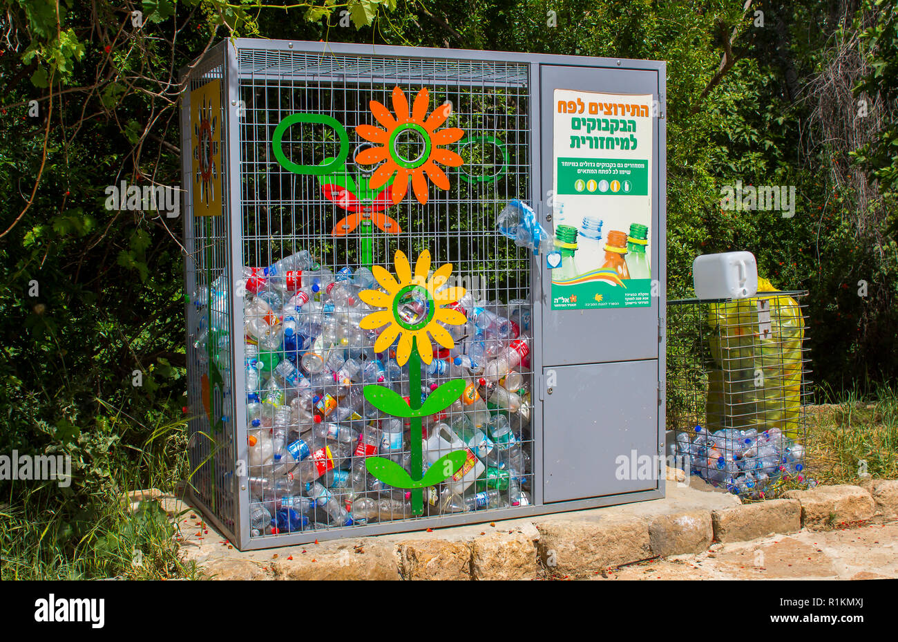 4 maggio 2018 una plastica riciclaggio solo punto di raccolta in un parcheggio a Paneus, Caeserea Filippi, Israele Foto Stock