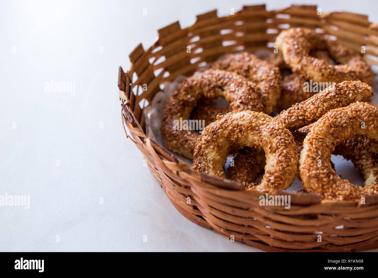 Bagno turco Bagel Kandil Simidi / Simit con semi di sesamo. I cibi tradizionali. Foto Stock