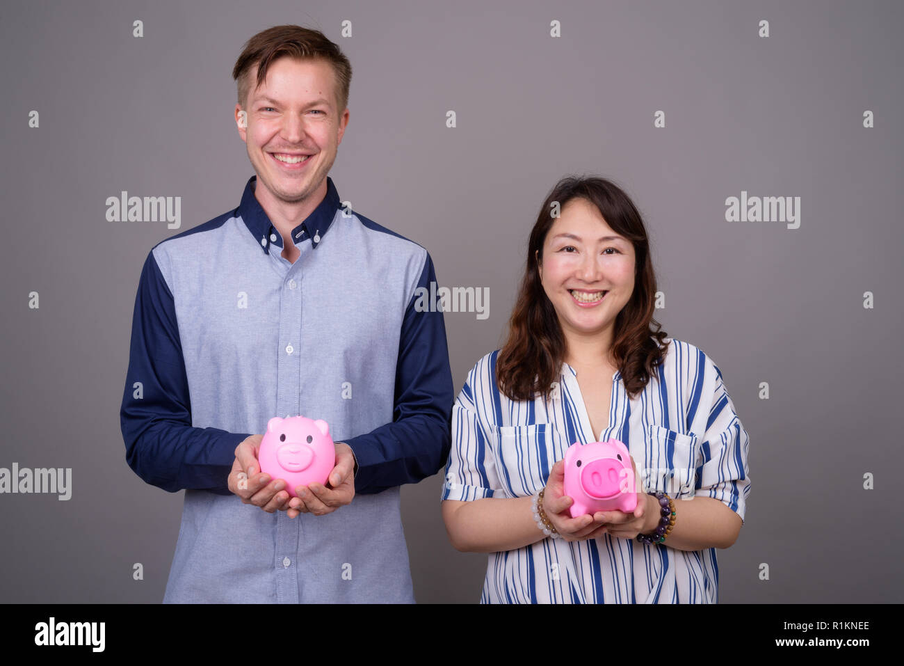 Ritratto di giovane azienda salvadanaio in mano Foto Stock