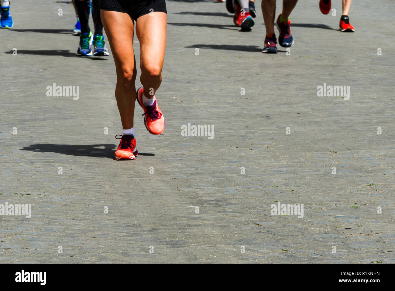 Marathon gara di corsa, persone piedi sulla città strada acciottolata Foto Stock