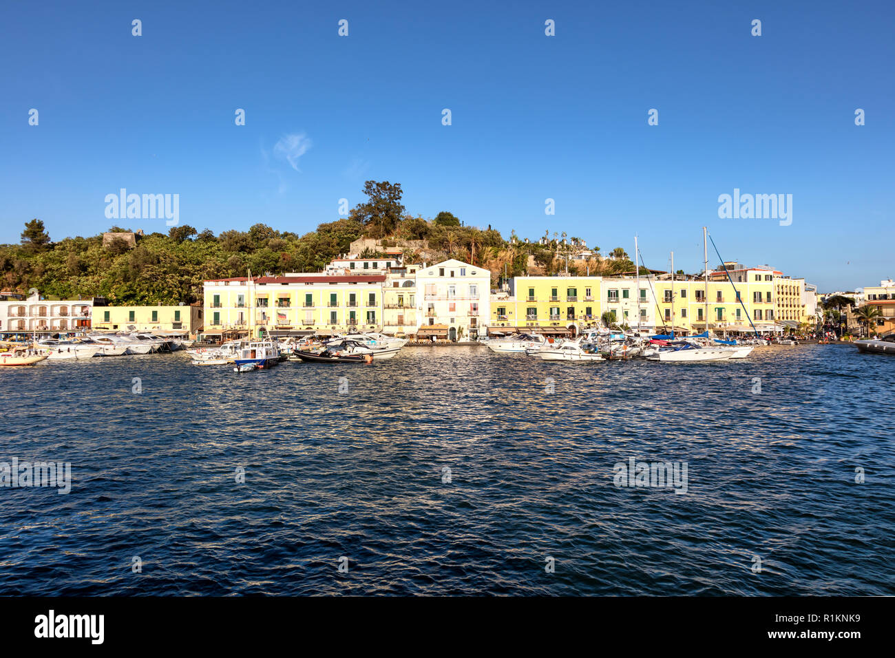 Ischia, Golfo di Napoli, regione Campania, Italia, Agosto 21, 2017: veduta del porto di Casamicciola, Ischia Foto Stock