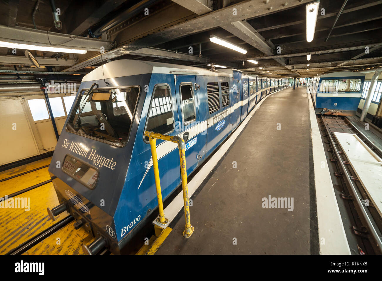 Il diesel treno passeggeri sul molo di Southend. Foto Stock