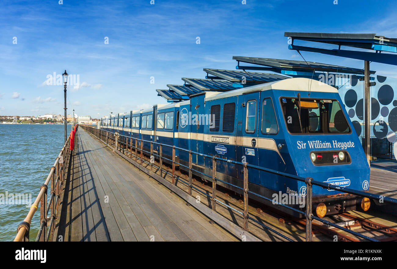 Southend Pier e il treno. Foto Stock