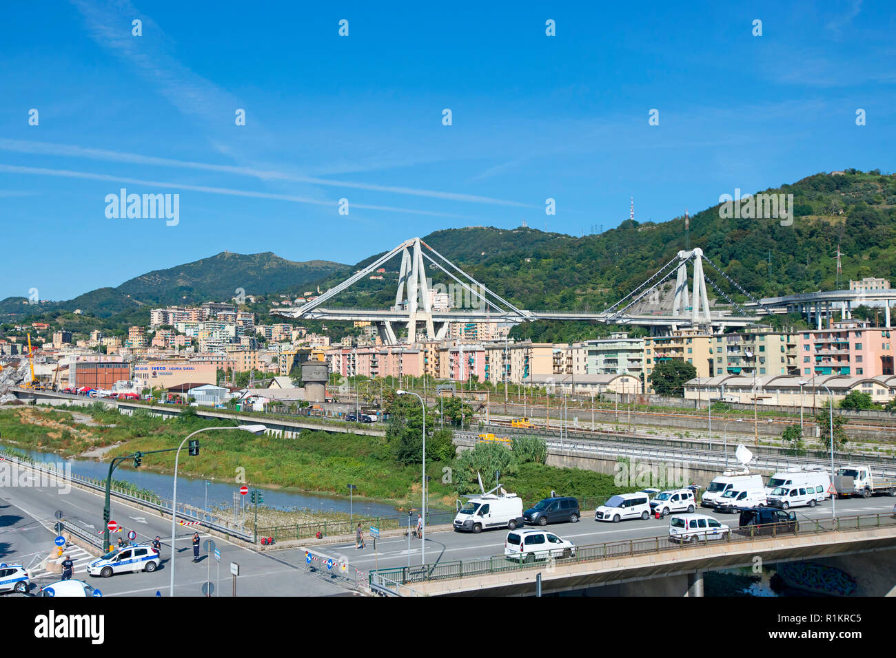 Genova, Italia, ciò che resta di crollato Morandi ponte di collegamento A10 autostrada dopo un guasto strutturale causando 43 feriti il 14 agosto, 2018 Foto Stock